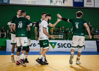 Central Sicoob Uni incentiva esporte com patrocínios no vôlei e no futebol