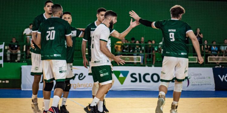 Central Sicoob Uni incentiva esporte com patrocínios no vôlei e no futebol