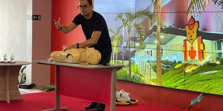 Colaboradores da Escola Maple Bear Goiânia recebem treinamento de primeiros socorros