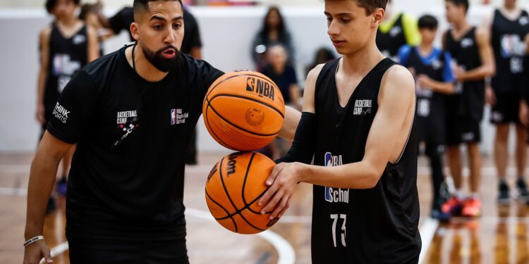 Aberto à comunidade e em parceria com a NBA, Simbios Young oferece aulas de basquete infantil
