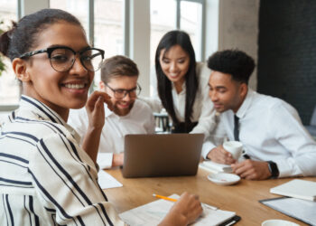 Entenda a estrutura de Cargos e Salários em finanças e saiba como crescer