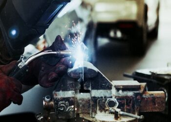 Indústria de máquinas tem queda de 6,4% na receita no início do ano