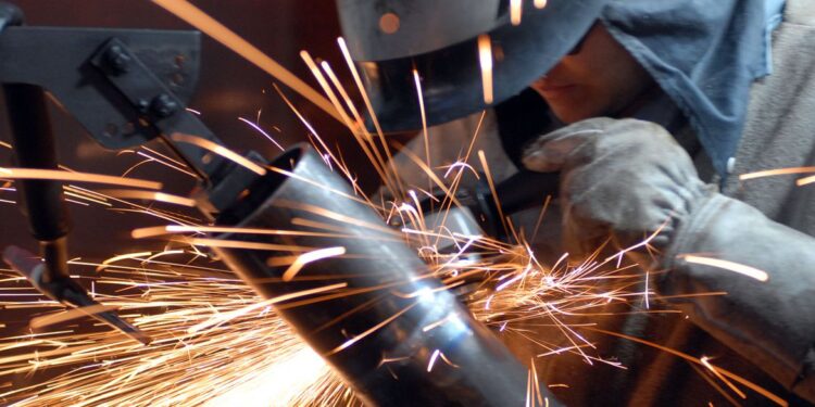Faturamento da indústria de máquinas e equipamentos cai em fevereiro