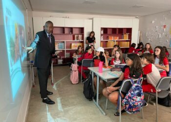 Embaixador do Quênia troca experiências culturais com alunos da Maple Bear Goiânia