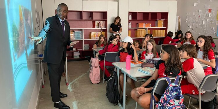 Embaixador do Quênia troca experiências culturais com alunos da Maple Bear Goiânia