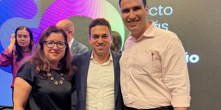 Sicoob UniCentro Br participa de assinatura de Pacto pela Inovação