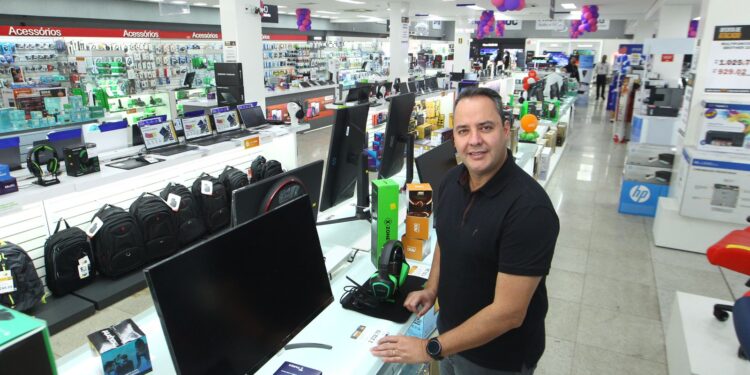 Com novo posicionamento e foco em informática, Fujioka completa 59 anos