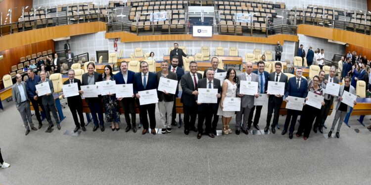 Câmara de Goiânia presta homenagem a cooperativistas