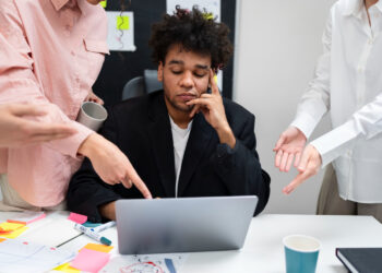 Cerca de 48% das denúncias em empresas envolvem assédio, aponta pesquisa