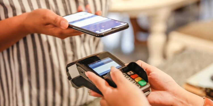 Uso de carteiras digitais cresce 10,8% no e-commerce em 2023