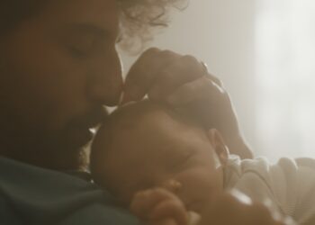 O Boticário retrata a criação do elo entre pais e filhos em campanha sobre instinto paterno