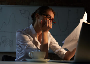 Pesquisa identifica comportamento de estresse excessivo no ambiente de trabalho 