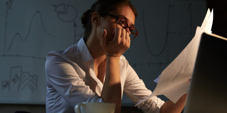 Pesquisa identifica comportamento de estresse excessivo no ambiente de trabalho 