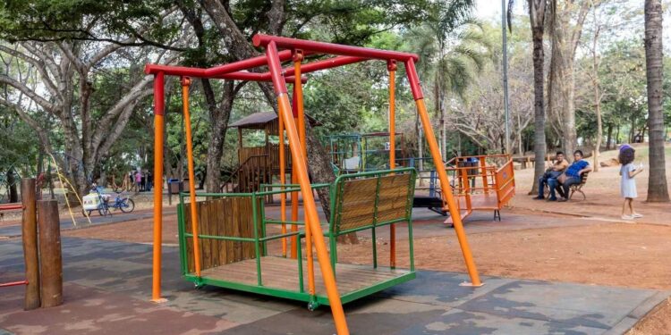 Grupo Flamboyant doa brinquedos inclusivos para o Parque Flamboyant