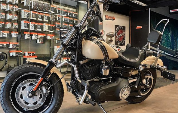 Rock n roll e encontro de motos tomam conta do DF Plaza