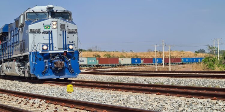 Brado e Rumo fazem a primeira viagem de contêineres da Ferrovia Norte-Sul