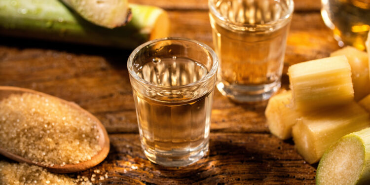 Dia da Cachaça (13): saiba a importância da bebida para a região Centro-Oeste