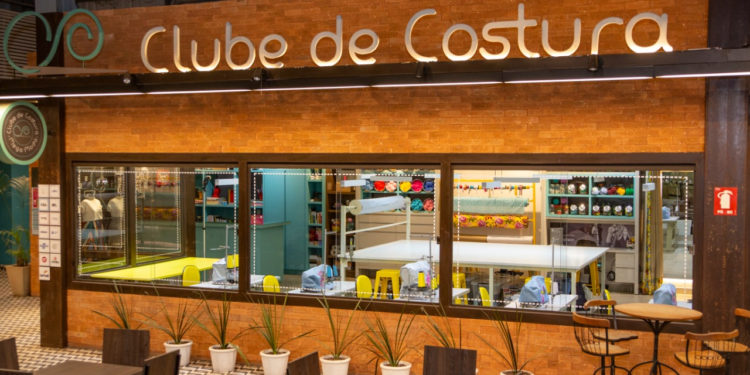 Bordado com pedrarias é destaque de novembro na programação do Clube de Costura