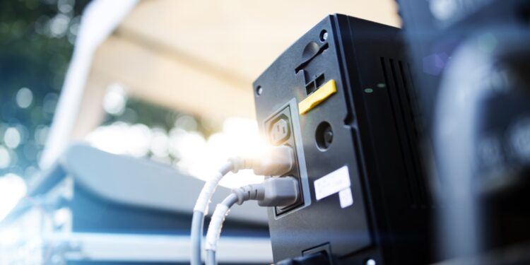 Proteja seus eletrônicos de descargas ou quedas de energia