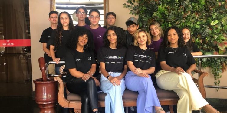 Sete alunos da rede pública são contratados por meio do Geração Coop