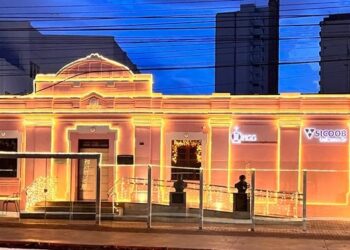 Sicoob UniCentro Br e IHGG inauguram decoração de Natal da Casa Rosada, na Praça Cívica