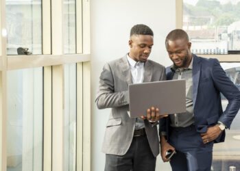 Contratação de líderes negros nas empresas aumenta, mas ainda encontra desafios