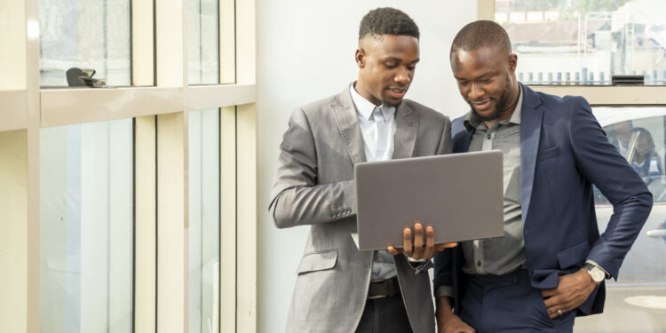 Contratação de líderes negros nas empresas aumenta, mas ainda encontra desafios