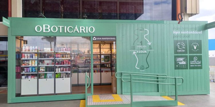 Construída com uma tonelada de plástico reciclado, Goiânia recebe sua primeira loja sustentável do Boticário