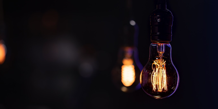 Quase metade do valor da conta de luz vai para encargos e tributos, mostra estudo