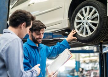 Vai pegar o carro para viajar nessas férias? Especialista dá dicas para economizar na revisão