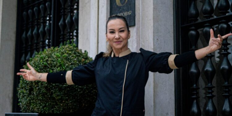 Brasiliense Flavi Andrade, chefe de bar do Rossio Gastrobar, é premiada em Portugal