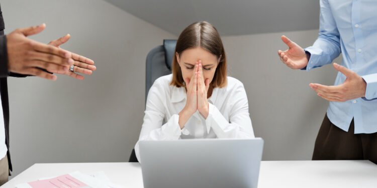 Mais de 74% das mulheres já sofreram assédio ou preconceito na vida profissional, aponta pesquisa