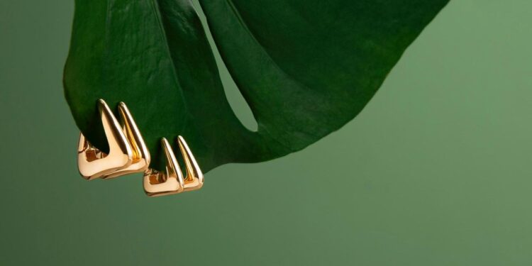 Marca de semijoias sustentáveis, Greeneva chega ao mercado com solução para o acúmulo de bijuterias