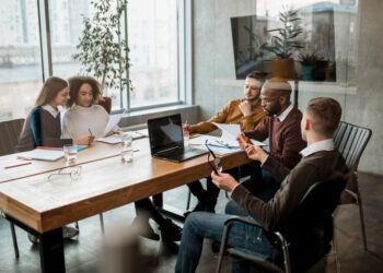 Trabalho presencial lidera entre as PMEs, aponta estudo da Sólides