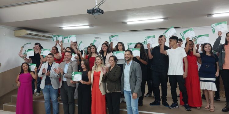 Parceria entre cooperativa e Apae possibilita projeto gratuito de inclusão digital