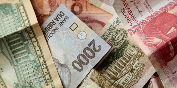 Tarifas ocultas em transações de envio podem chegar a 6% do valor do câmbio médio de mercado