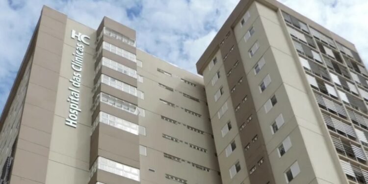 Administrativos do Hospital das clínicas e institutos federais em Goiás entram em greve