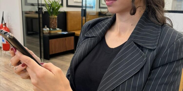 Mulheres usam mais a tecnologia para cuidar da saúde em Goiás, aponta levantamento