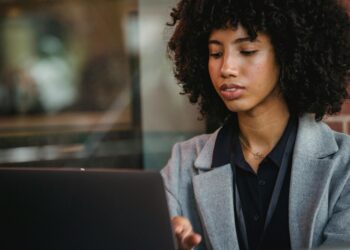 Dia das Meninas na Tecnologia da Informação: conheça os maiores desafios enfrentados pelas mulheres na profissão