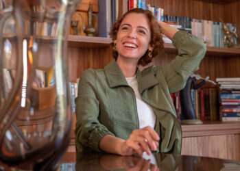 Goiana Indira Camargo Rassi lança livro que resgata papel vital da poesia