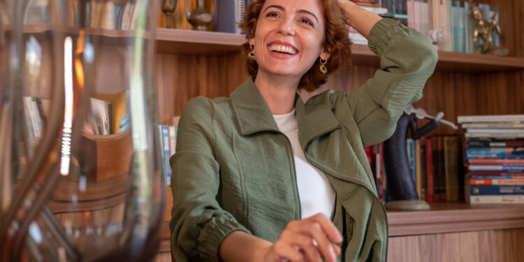 Goiana Indira Camargo Rassi lança livro que resgata papel vital da poesia