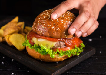 Hambúrguer saudável existe? Nutricionista do CEUB revela vantagens das receitas artesanais