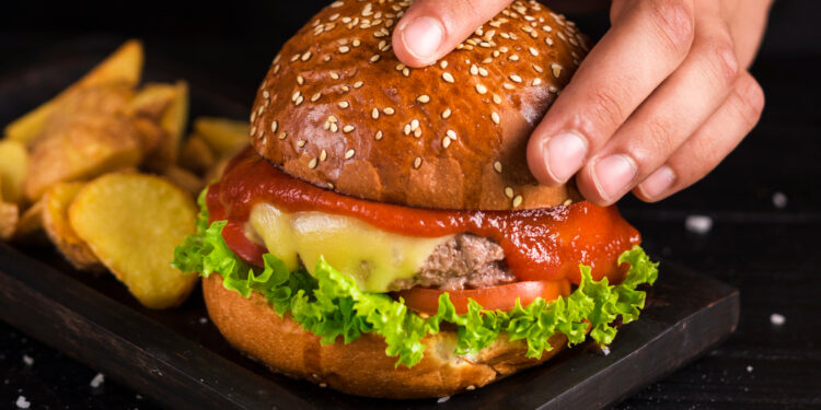 Hambúrguer saudável existe? Nutricionista do CEUB revela vantagens das receitas artesanais
