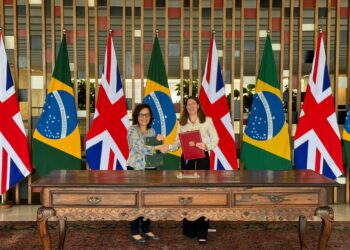 Reino Unido e Brasil assinam primeiro acordo de serviços de aviação dos últimos 77 Anos