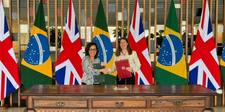 Reino Unido e Brasil assinam primeiro acordo de serviços de aviação dos últimos 77 Anos