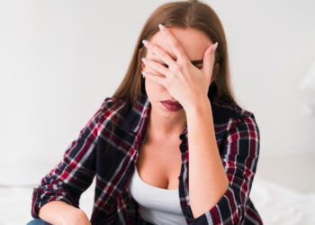 Síndrome do Olho Seco pode ser resultado do uso constante de telas