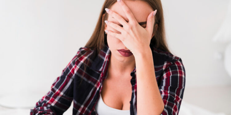 Síndrome do Olho Seco pode ser resultado do uso constante de telas