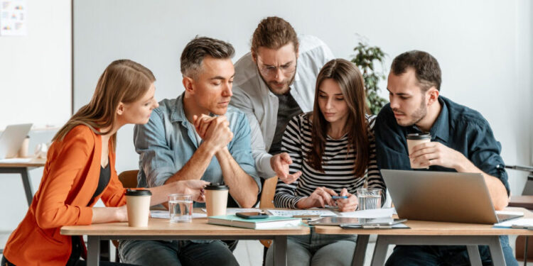 Terceirização de mão de obra: 80% das empresas brasileiras adotam o modelo