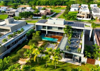 Luxo: mansão com Porsche na garagem por R$ 16 milhões