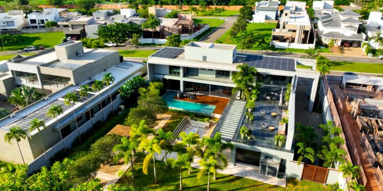 Luxo: mansão com Porsche na garagem por R$ 16 milhões